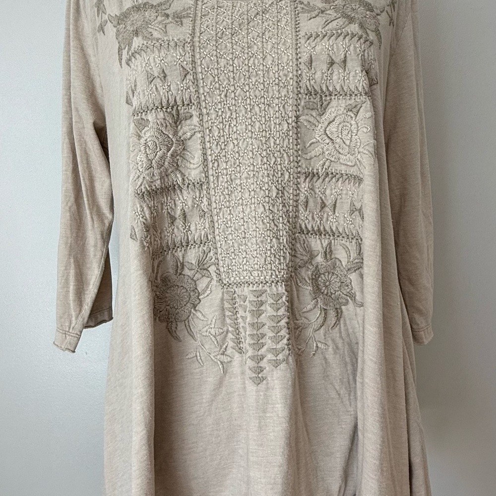 Johnny Was Beige Embroidered Top size large 3/4 sleeve beautiful embroidered top - Picture 2 of 7